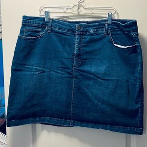 Croft & Barrow Denim Skorts 20W. Medium blue wash, slightly distressed look.